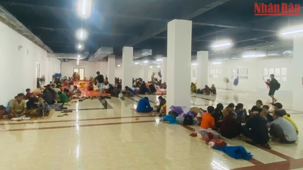 1.200 người dân vùng ven biển di dời đến khu ký túc xá tránh bão. 1.200 người dân vùng ven biển di dời đến khu ký túc xá tránh bão.