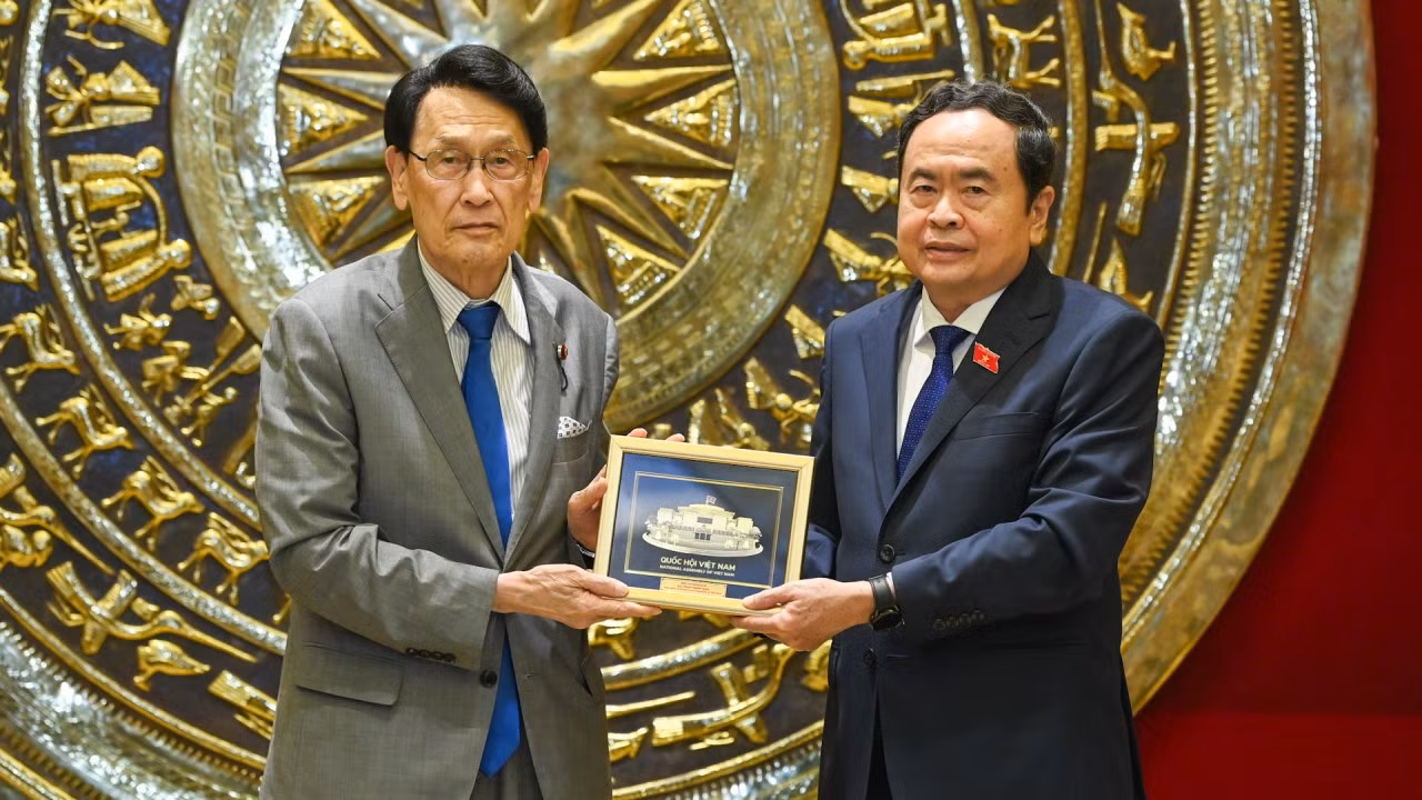 Chủ tịch Quốc hội Trần Thanh Mẫn tặng quà lưu niệm cho Trưởng ban Nghiên cứu chính sách Đảng LDP Tokai Kisaburo.
