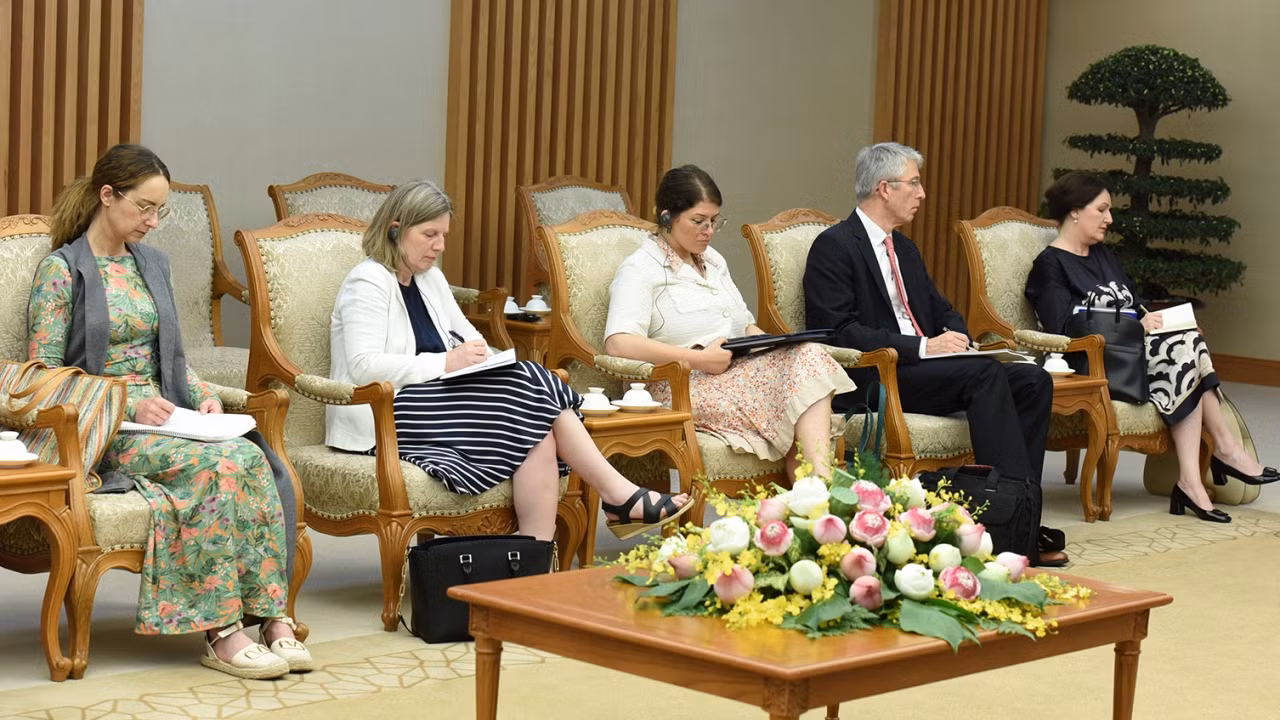 Các thành viên đi cùng đoàn Phó Thủ tướng, Bộ trưởng Ngoại giao và Các vấn đề châu Âu Cộng hòa Slovenia Tanja Fajon. Các thành viên đi cùng đoàn Phó Thủ tướng, Bộ trưởng Ngoại giao và Các vấn đề châu Âu Cộng hòa Slovenia Tanja Fajon.