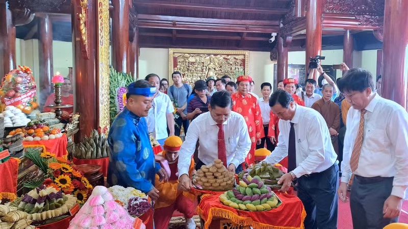 Các vật phẩm đặc sản địa phương được dâng lên tại lễ viếng Đức Quốc Tổ Lạc Long Quân. Các vật phẩm đặc sản địa phương được dâng lên tại lễ viếng Đức Quốc Tổ Lạc Long Quân.