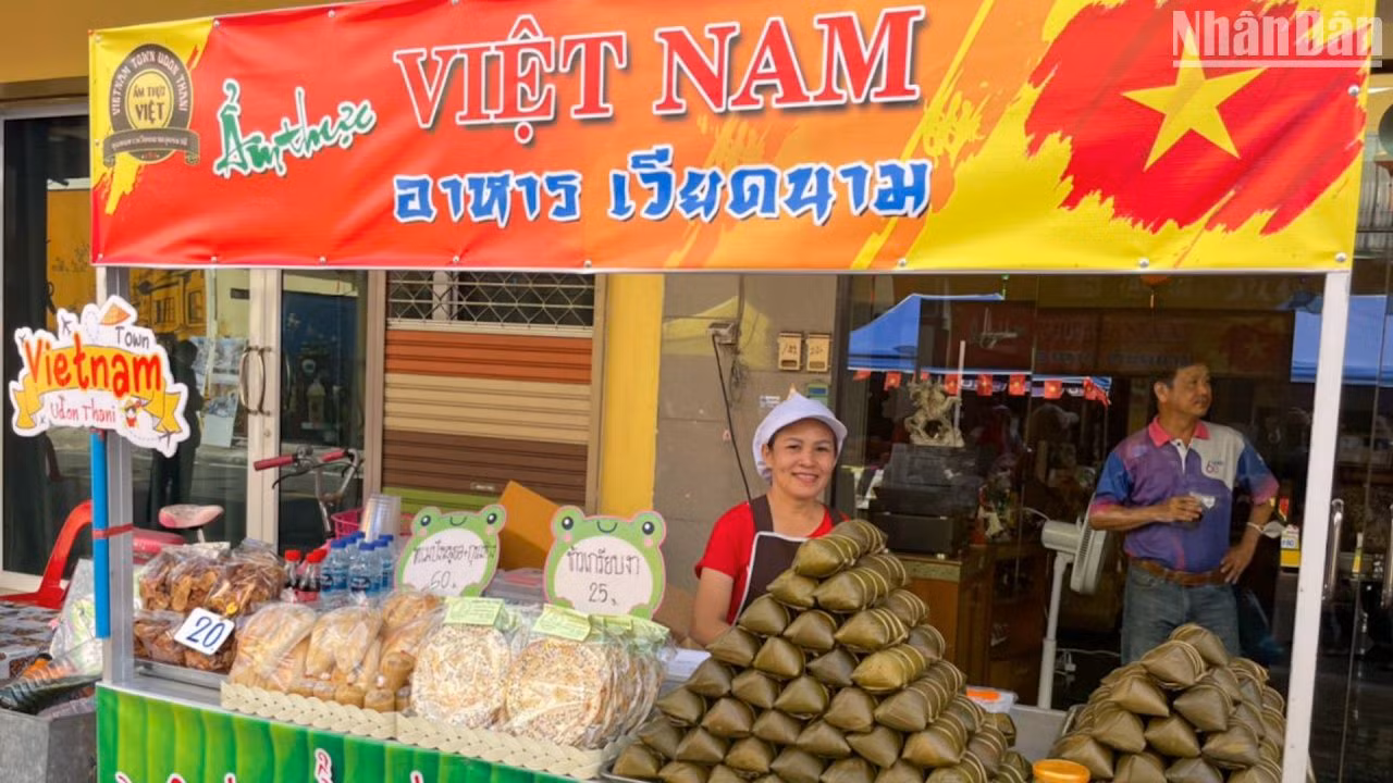 Nhiều sản phẩm ẩm thực đặc sắc Việt được giới thiệu với khách quốc tế tại Vietnam Town. Nhiều sản phẩm ẩm thực đặc sắc Việt được giới thiệu với khách quốc tế tại Vietnam Town.