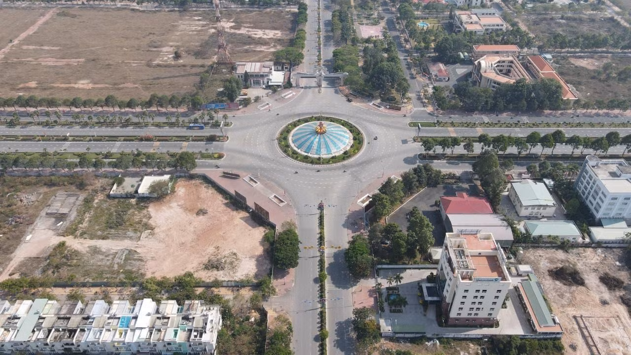 Một góc trung tâm huyện Nhơn Trạch. Một góc trung tâm huyện Nhơn Trạch.