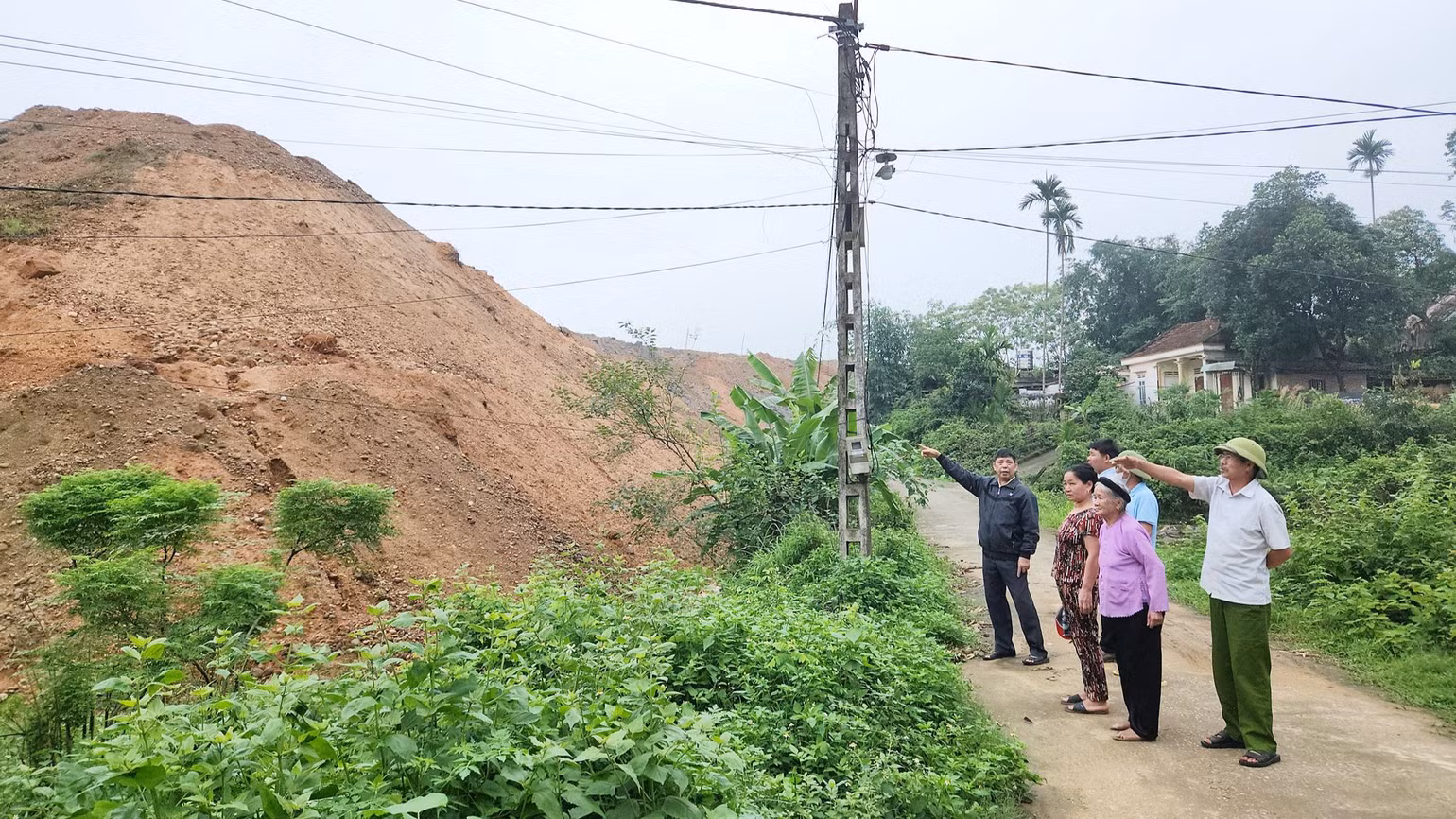 Núi đất tại khu công nghiệp Cẩm Khê vây quanh nhà dân. Núi đất tại khu công nghiệp Cẩm Khê vây quanh nhà dân.