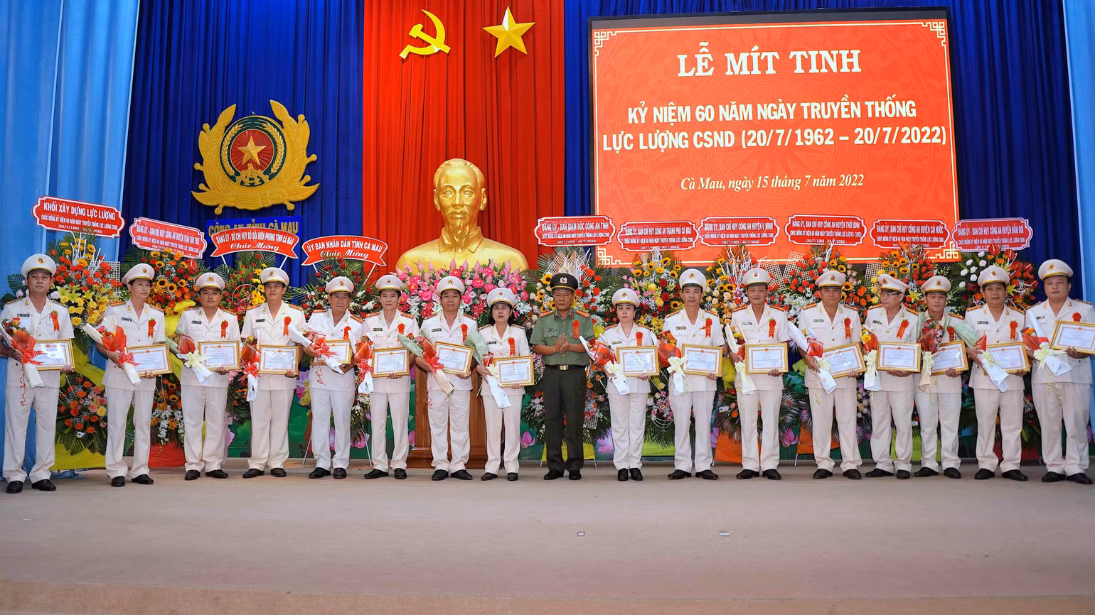 Giám đốc Công an tỉnh Cà Mau trao tặng Giấy khen cho các tập thể, cá nhân có thành tích xuất sắc tại lễ kỷ niệm 60 năm Ngày truyền thống của Cảnh sát nhân dân. Giám đốc Công an tỉnh Cà Mau trao tặng Giấy khen cho các tập thể, cá nhân có thành tích xuất sắc tại lễ kỷ niệm 60 năm Ngày truyền thống của Cảnh sát nhân dân.