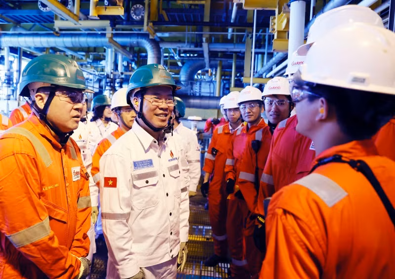 Chủ tịch nước Võ Văn Thưởng thăm hỏi, động viên chuyên gia và công nhân Giàn khai thác trung tâm của Công ty Liên doanh Điều hành Cửu Long (Cửu Long JOC). (Ảnh: Thống Nhất/TTXVN) Chủ tịch nước Võ Văn Thưởng thăm hỏi, động viên chuyên gia và công nhân Giàn khai thác trung tâm của Công ty Liên doanh Điều hành Cửu Long (Cửu Long JOC). (Ảnh: Thống Nhất/TTXVN)