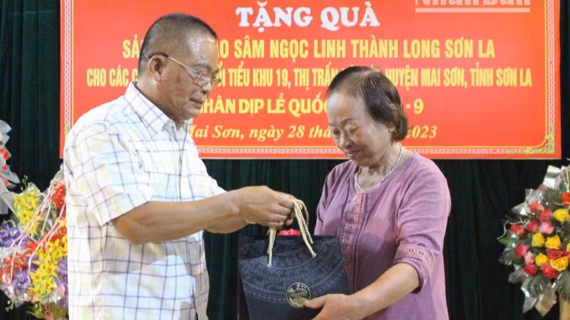 Lãnh đạo Công ty Trách nhiệm hữu hạn một thành viên Đầu tư xây dựng Thành Long tặng sản phẩm cao sâm Ngọc Linh cho một bệnh nhân đang điều trị ung thư.