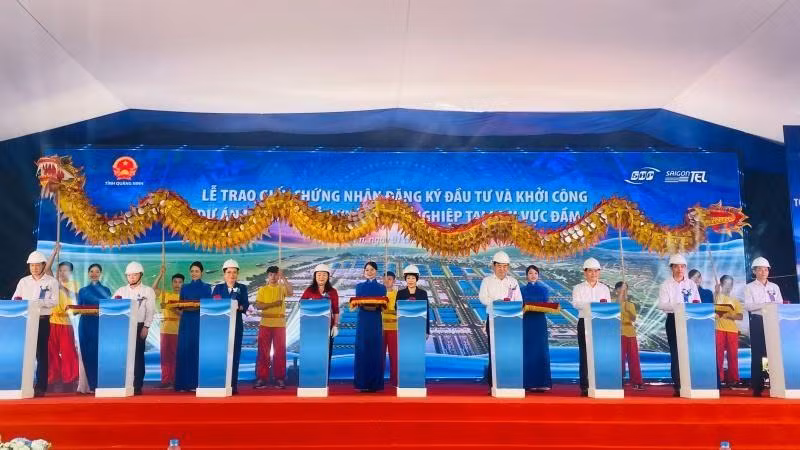 Các đại biểu ấn nút khởi công tổ hợp dự án nhà máy sản xuất công nghiệp.