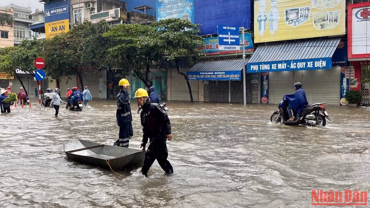 Các công nhân ngành điện lực đã phải dùng đến thuyền để di chuyển ở khu vực ngã tư Trần Hưng Đạo-Hàng Thao. Các công nhân ngành điện lực đã phải dùng đến thuyền để di chuyển ở khu vực ngã tư Trần Hưng Đạo-Hàng Thao.