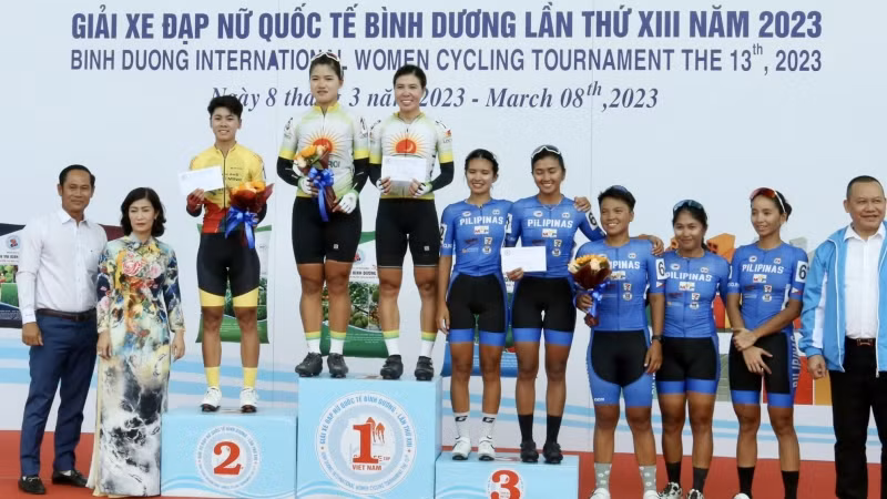 Trao thưởng cho các tập thể chặng đua đầu tiên.