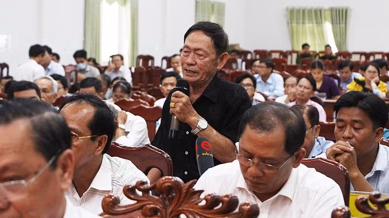 Cử tri đóng góp ý kiến. Cử tri đóng góp ý kiến.