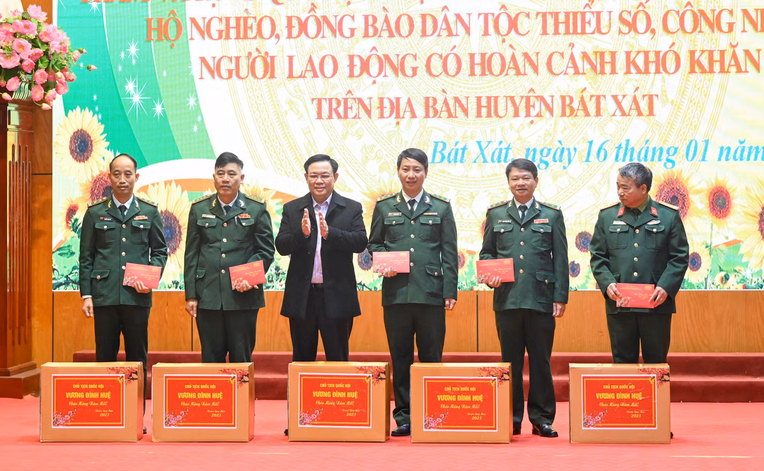 Chủ tịch Quốc hội Vương Đình Huệ trao tặng quà Tết cho lực lượng vũ trang tại huyện Bát Xát. (Ảnh: Duy Linh)