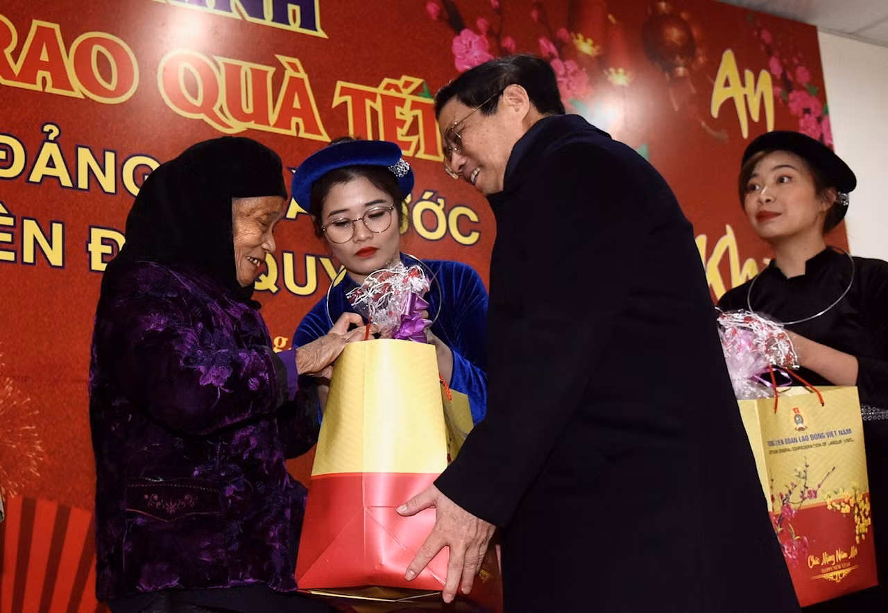 Thủ tướng Phạm Minh Chính tặng quà đoàn viên, công nhân viên chức lao động có hoàn cảnh khó khăn tại Trung tâm Văn hóa hữu nghị Tà Lùng, thị trấn Tà Lùng, Quảng Hòa. (Ảnh: Trần Hải) Thủ tướng Phạm Minh Chính tặng quà đoàn viên, công nhân viên chức lao động có hoàn cảnh khó khăn tại Trung tâm Văn hóa hữu nghị Tà Lùng, thị trấn Tà Lùng, Quảng Hòa. (Ảnh: Trần Hải)