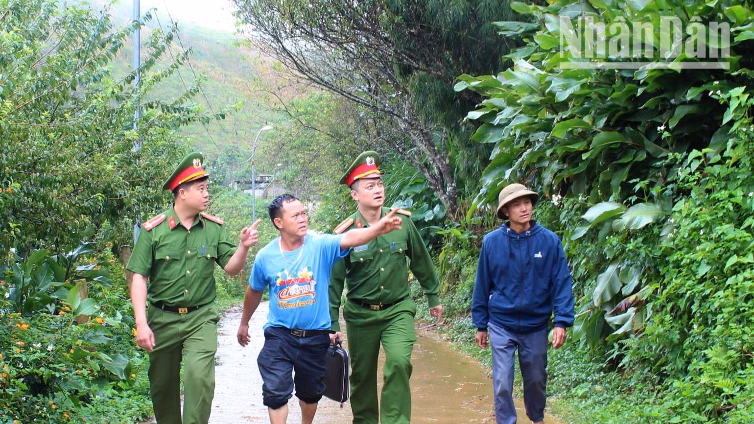 Những chiến sĩ công an cơ sở cần mẫn xuống bản để nắm bắt tình hình an ninh trật tự, tâm tư của người dân tại các bản.