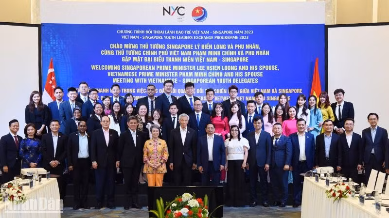Thủ tướng Phạm Minh Chính và Thủ tướng Singapore Lý Hiển Long với thanh niên hai nước. Thủ tướng Phạm Minh Chính và Thủ tướng Singapore Lý Hiển Long với thanh niên hai nước.