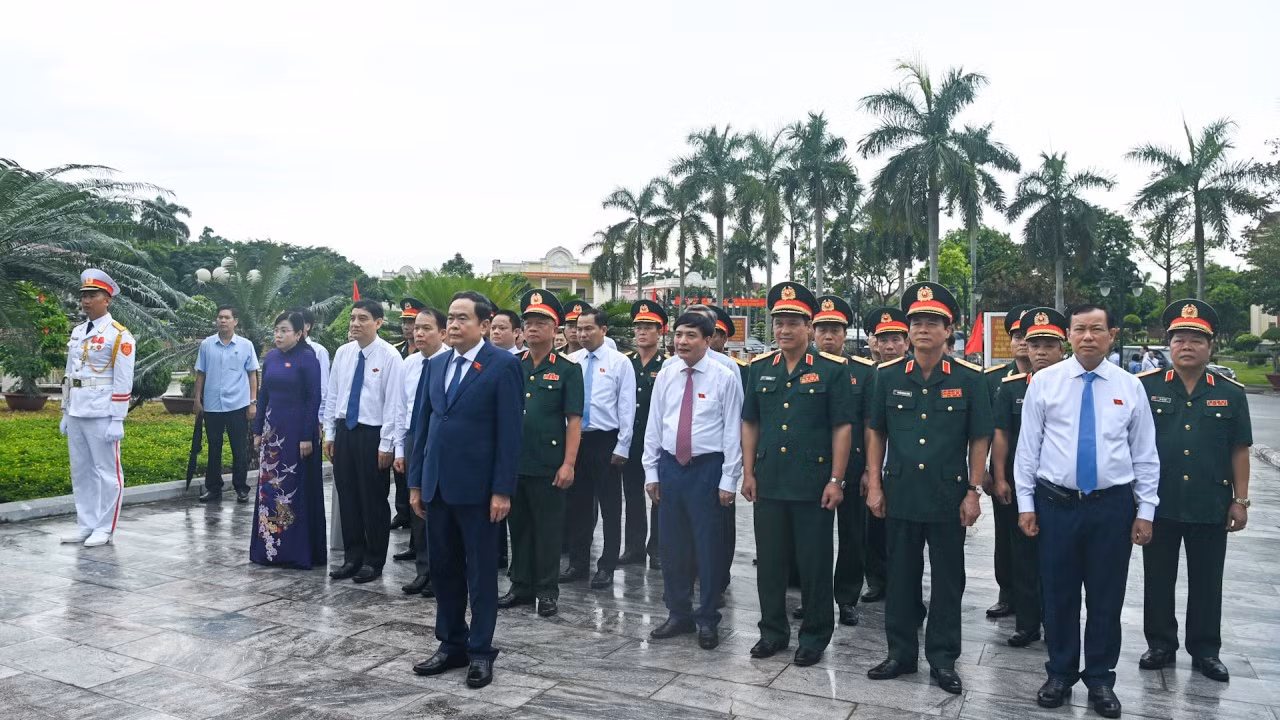 Chủ tịch Quốc hội Trần Thanh Mẫn và đoàn công tác thành kính tưởng nhớ Chủ tịch Hồ Chí Minh. Chủ tịch Quốc hội Trần Thanh Mẫn và đoàn công tác thành kính tưởng nhớ Chủ tịch Hồ Chí Minh.