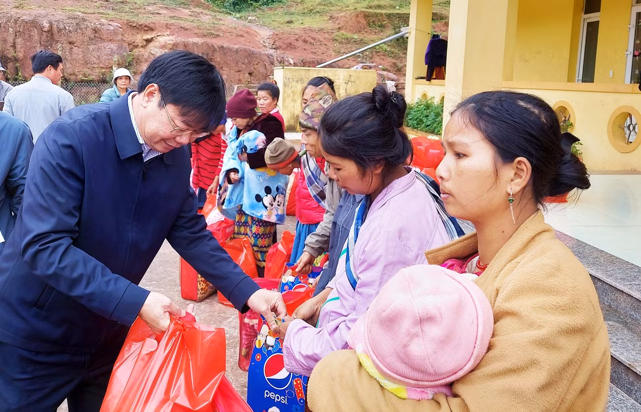 Tặng quà Tết cho đồng bào Ma Coong ở bản Troi, xã Thượng Trạch, huyện Bố Trạch. Tặng quà Tết cho đồng bào Ma Coong ở bản Troi, xã Thượng Trạch, huyện Bố Trạch.