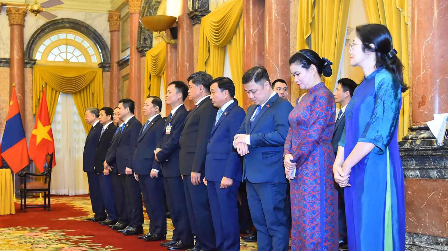 Đoàn đại biểu Việt Nam tham dự lễ ký kết các văn kiện hợp tác giữa hai nước. Đoàn đại biểu Việt Nam tham dự lễ ký kết các văn kiện hợp tác giữa hai nước.