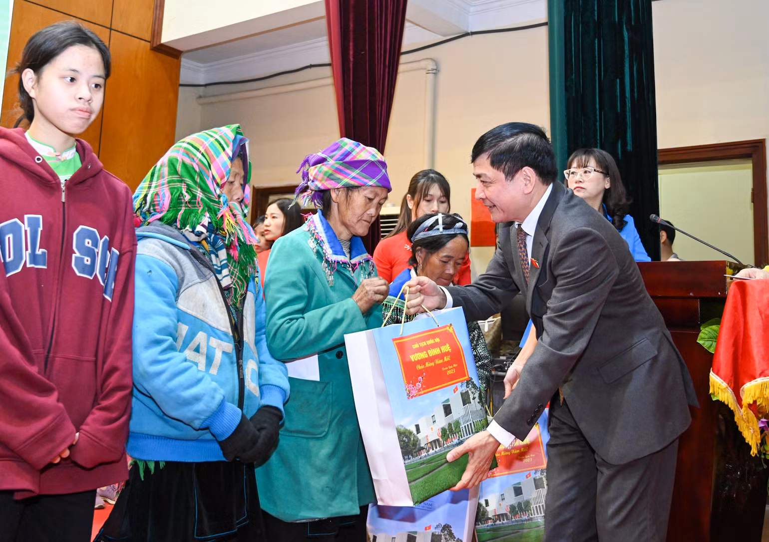 Tổng Thư ký, Chủ nhiệm Văn phòng Quốc hội Bùi Văn Cường trao tặng quà Tết cho gia đình chính sách, hộ nghèo tại huyện Bát Xát. (Ảnh: Duy Linh)