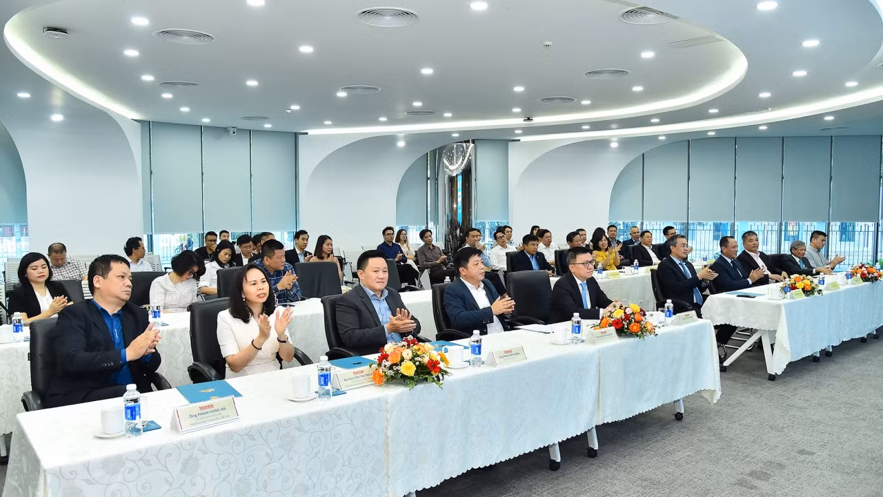 Các đồng chí lãnh đạo Báo Nhân Dân và Tổng Công ty Hàng không Việt Nam tham dự buổi lễ ký kết chiều 27/4.