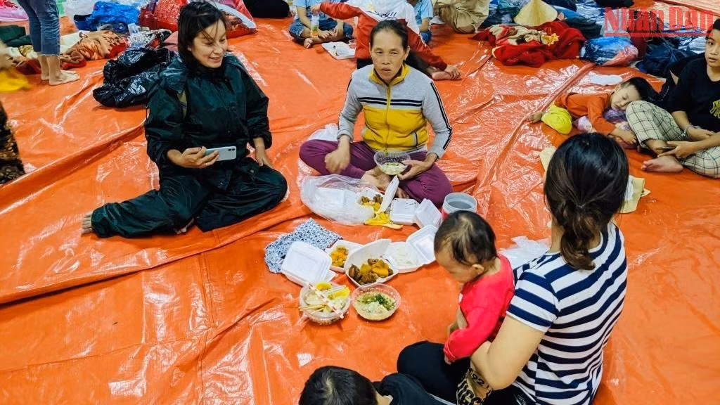 Người dân được hỗ trợ bữa cơm lúc nửa đêm. Người dân được hỗ trợ bữa cơm lúc nửa đêm.