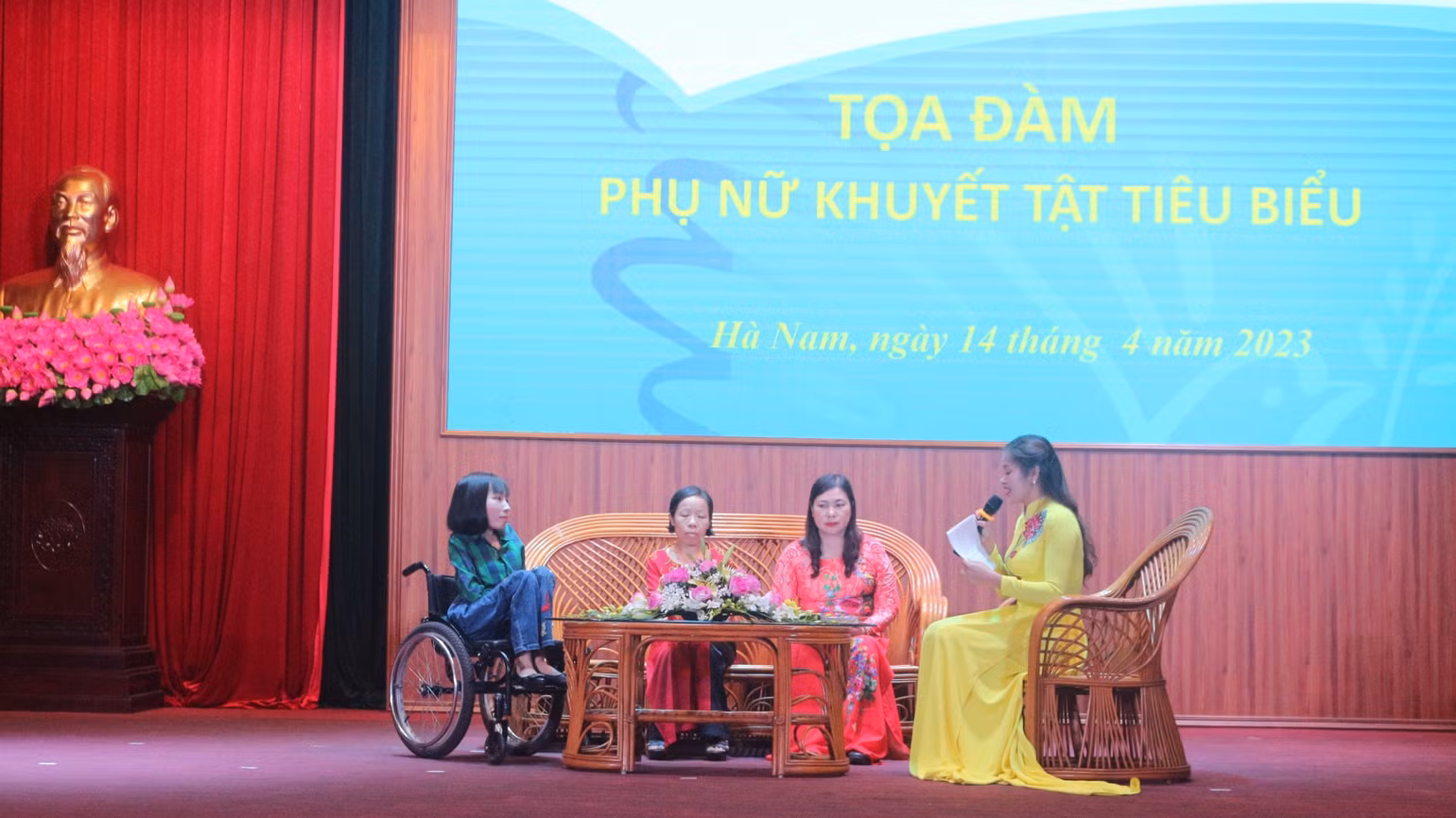 Các đại biểu tham gia tọa đàm.