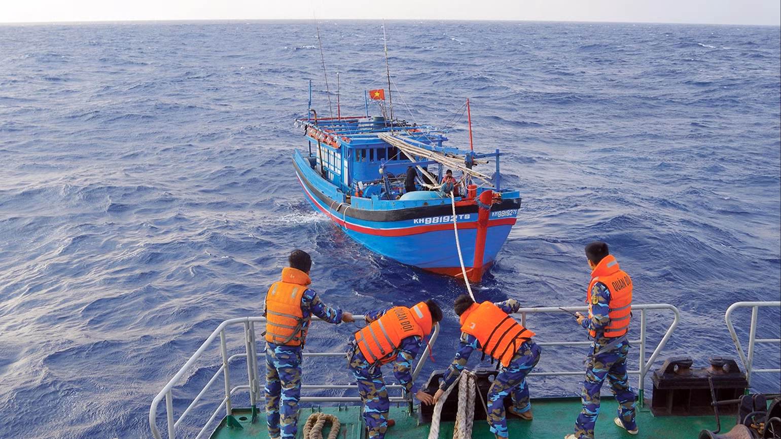Cứu tàu cá gặp nạn trên vùng biển Trường Sa. Cứu tàu cá gặp nạn trên vùng biển Trường Sa.