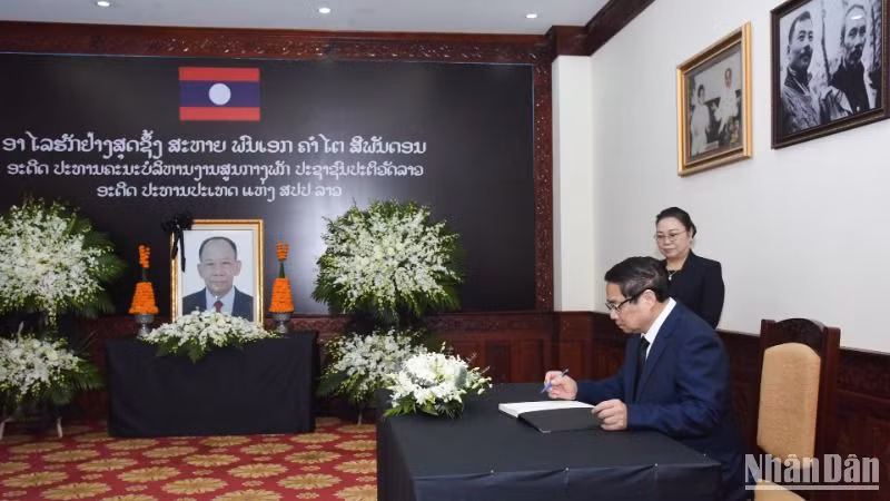 Thủ tướng Phạm Minh Chính ghi sổ tang chia buồn tưởng nhớ đồng chí Đại tướng Khamtay Siphandone. (Ảnh: TRẦN HẢI) Thủ tướng Phạm Minh Chính ghi sổ tang chia buồn tưởng nhớ đồng chí Đại tướng Khamtay Siphandone. (Ảnh: TRẦN HẢI)