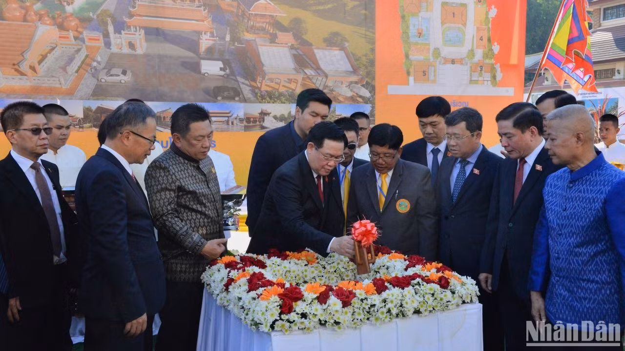 Chủ tịch Quốc hội thực hiện nghi thức khởi công dự án. Chủ tịch Quốc hội thực hiện nghi thức khởi công dự án.