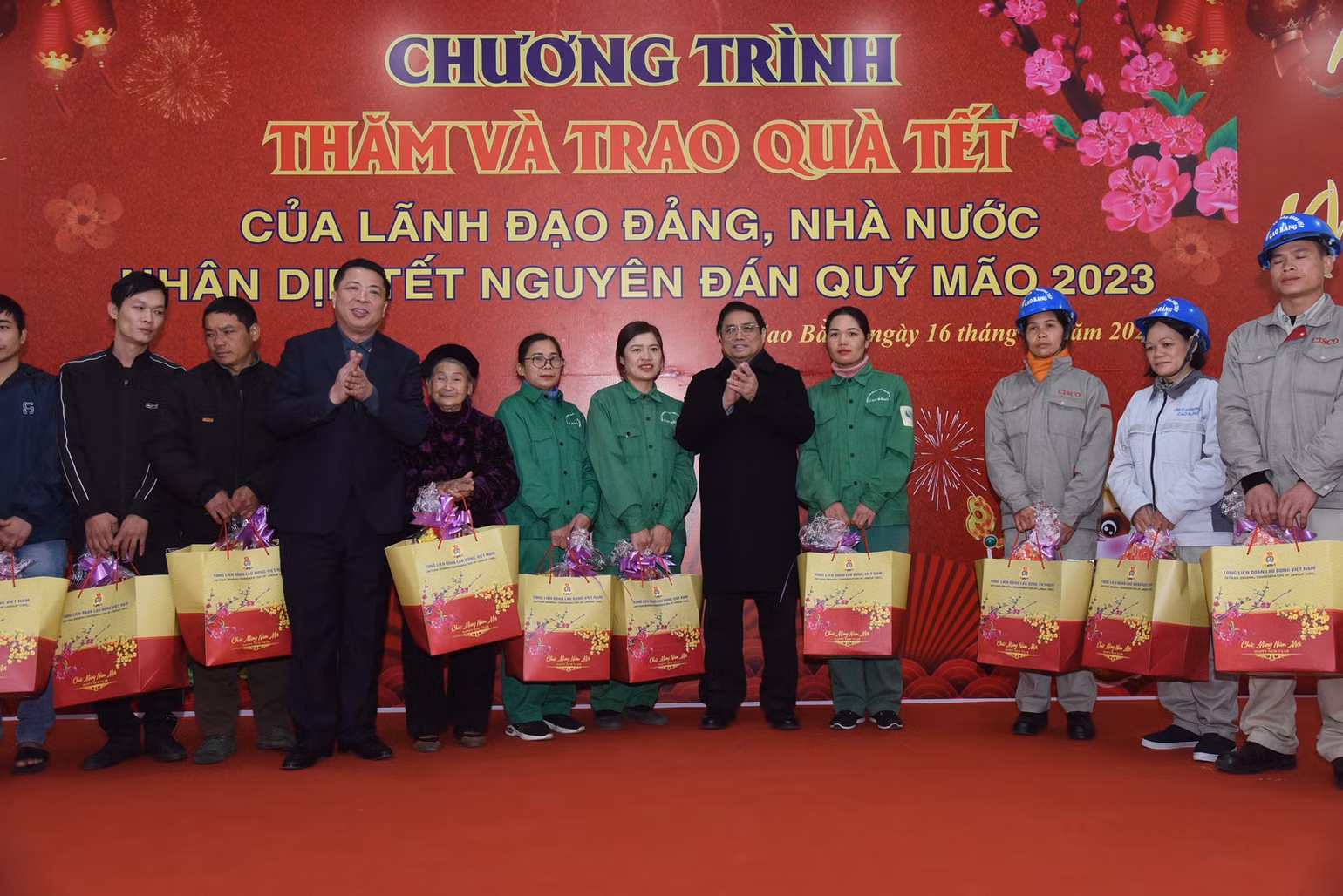Thủ tướng Phạm Minh Chính tặng quà các lực lượng vũ trang; gia đình chính sách, người có công, hộ nghèo. (Ảnh: Trần Hải) Thủ tướng Phạm Minh Chính tặng quà các lực lượng vũ trang; gia đình chính sách, người có công, hộ nghèo. (Ảnh: Trần Hải)
