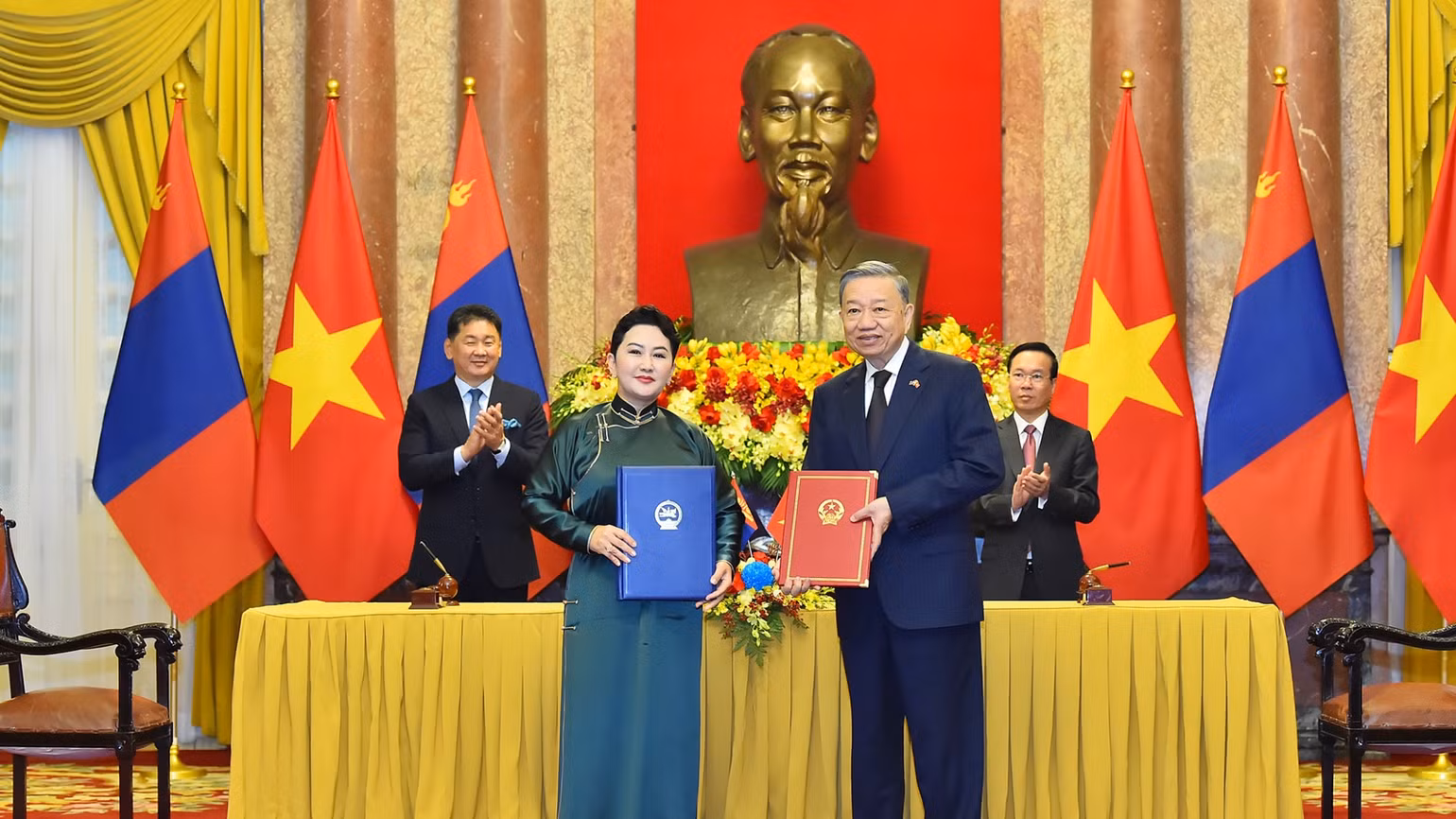 Chủ tịch nước Võ Văn Thưởng và Tổng thống Mông Cổ Ukhnaagiin Khurelsukh chứng kiến lễ ký Bản ghi nhớ giữa Bộ Công an Việt Nam và Bộ Tư pháp và Nội vụ Mông Cổ về hợp tác phòng, chống tội phạm ma túy xuyên quốc gia. Chủ tịch nước Võ Văn Thưởng và Tổng thống Mông Cổ Ukhnaagiin Khurelsukh chứng kiến lễ ký Bản ghi nhớ giữa Bộ Công an Việt Nam và Bộ Tư pháp và Nội vụ Mông Cổ về hợp tác phòng, chống tội phạm ma túy xuyên quốc gia.