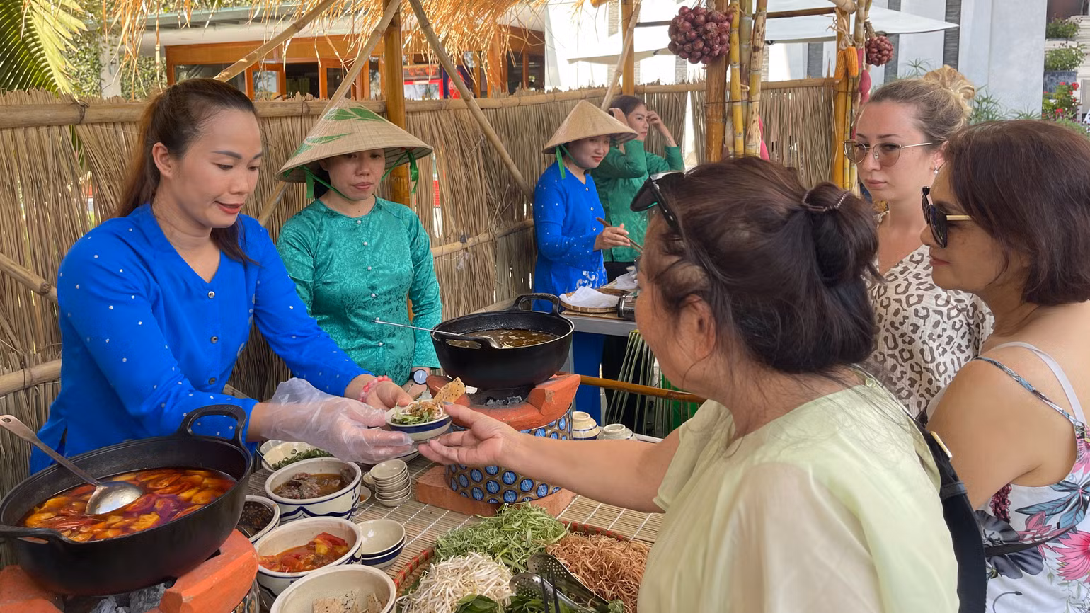 Thực khách thưởng thức món bún bò Phan Thiết.