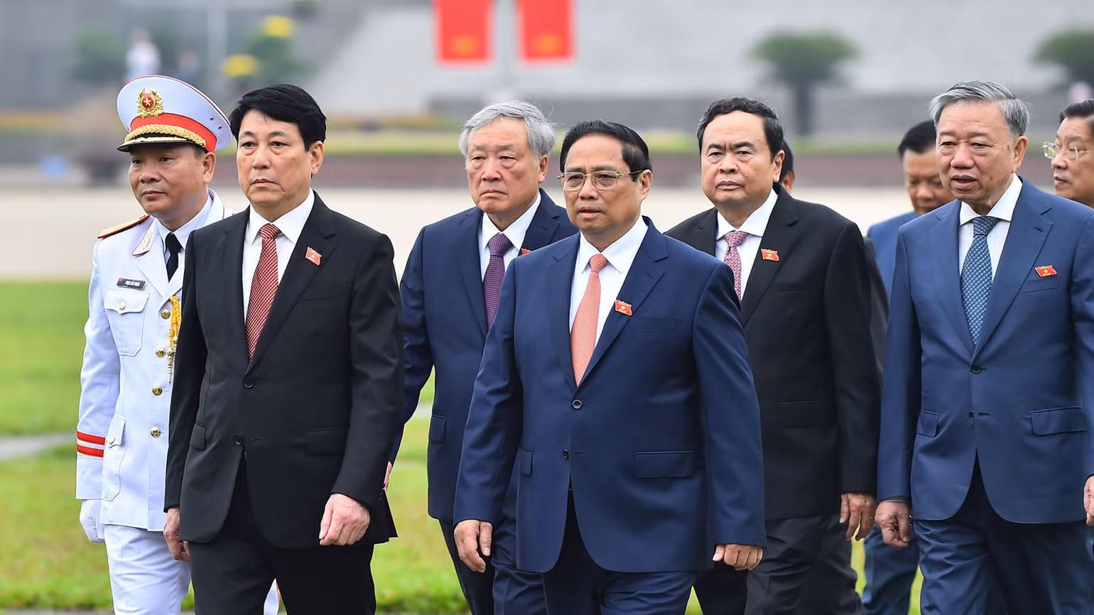 Các đồng chí lãnh đạo Đảng, Nhà nước trên đường trở về Nhà Quốc hội sau khi viếng Chủ tịch Hồ Chí Minh. Các đồng chí lãnh đạo Đảng, Nhà nước trên đường trở về Nhà Quốc hội sau khi viếng Chủ tịch Hồ Chí Minh.