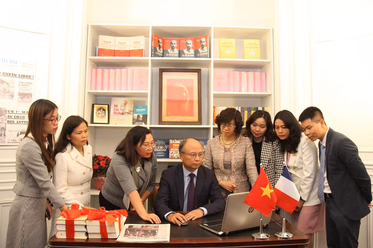 Phó Giám đốc, Phó Tổng Biên tập Nhà xuất bản Chính trị Quốc gia Sự thật Phạm Thị Thinh hướng dẫn các cơ quan đại diện Việt Nam tại Pháp truy cập tủ sách điện tử. Phó Giám đốc, Phó Tổng Biên tập Nhà xuất bản Chính trị Quốc gia Sự thật Phạm Thị Thinh hướng dẫn các cơ quan đại diện Việt Nam tại Pháp truy cập tủ sách điện tử.