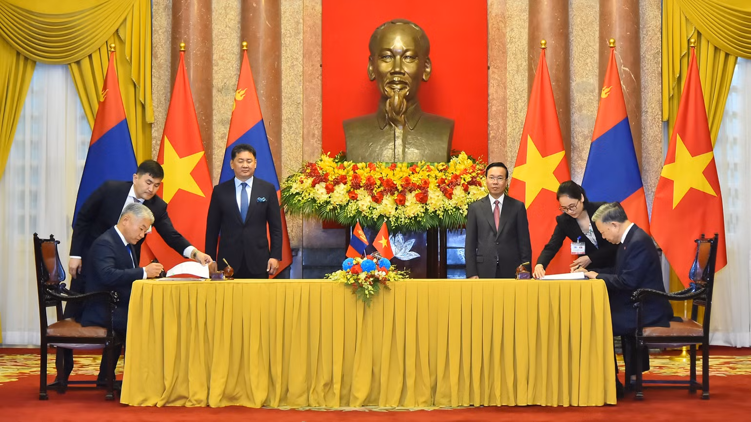 Chủ tịch nước Võ Văn Thưởng và Tổng thống Mông Cổ Ukhnaagiin Khurelsukh chứng kiến lễ ký Bản ghi nhớ hợp tác giữa Bộ Công an Việt Nam và Văn phòng Hội đồng An ninh Quốc gia Mông Cổ về hợp tác nghiên cứu chiến lược. Chủ tịch nước Võ Văn Thưởng và Tổng thống Mông Cổ Ukhnaagiin Khurelsukh chứng kiến lễ ký Bản ghi nhớ hợp tác giữa Bộ Công an Việt Nam và Văn phòng Hội đồng An ninh Quốc gia Mông Cổ về hợp tác nghiên cứu chiến lược.