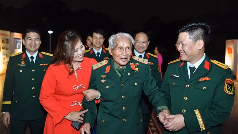 Trung tướng Nguyễn Quốc Thước (giữa) - nhân vật được vinh danh. Trung tướng Nguyễn Quốc Thước (giữa) - nhân vật được vinh danh.