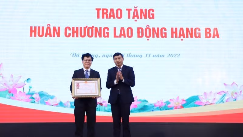 PGS, TS Lê Văn Huy, Phó Hiệu trưởng Trường đại học Kinh tế đón nhận Huân chương Lao động hạng Ba. PGS, TS Lê Văn Huy, Phó Hiệu trưởng Trường đại học Kinh tế đón nhận Huân chương Lao động hạng Ba.