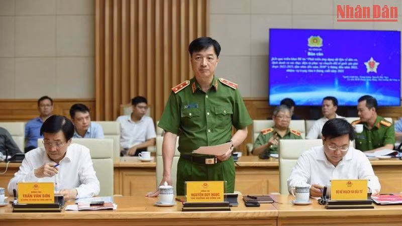 Trung tướng Nguyễn Duy Ngọc, Thứ trưởng Công an trình bày báo cáo về kết quả thực hiện Đề án 06 tại Hội nghị. (Ảnh: Trần Hải) Trung tướng Nguyễn Duy Ngọc, Thứ trưởng Công an trình bày báo cáo về kết quả thực hiện Đề án 06 tại Hội nghị. (Ảnh: Trần Hải)