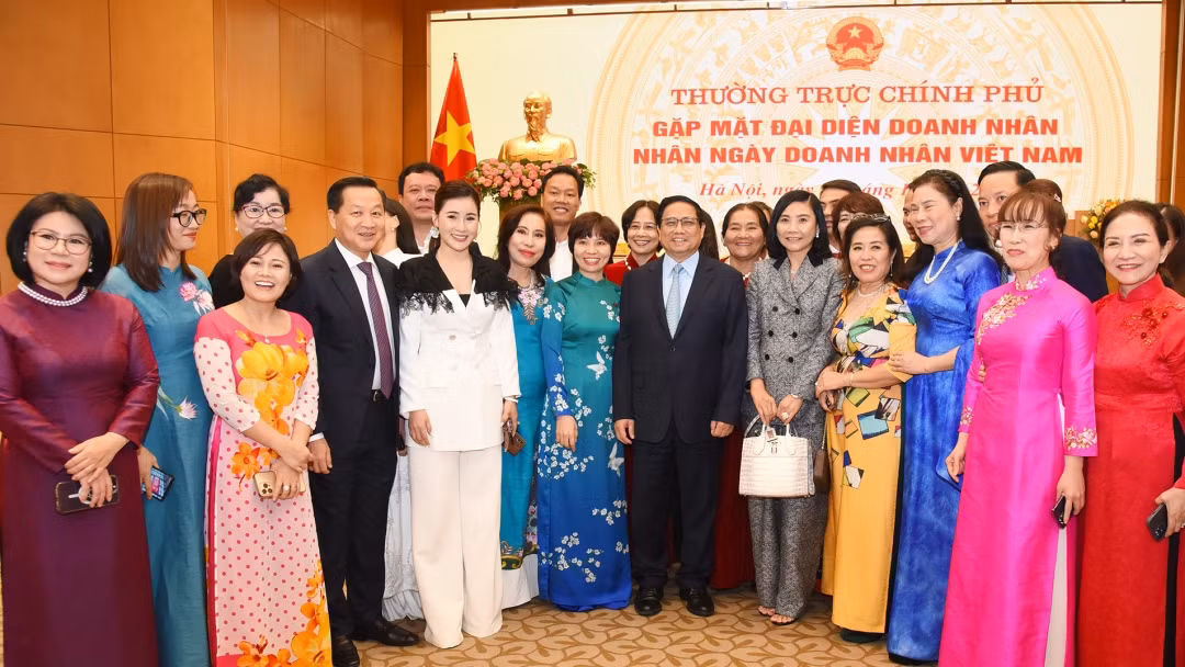 Thủ tướng Chính phủ Phạm Minh Chính chụp ảnh cùng các đại biểu tham dự buổi gặp mặt, trong đó có các doanh nhân nữ tiêu biểu.