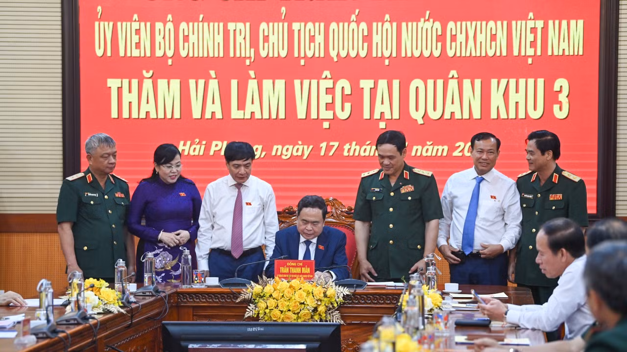 Chủ tịch Quốc hội Trần Thanh Mẫn viết sổ vàng truyền thống Quân khu 3. Chủ tịch Quốc hội Trần Thanh Mẫn viết sổ vàng truyền thống Quân khu 3.