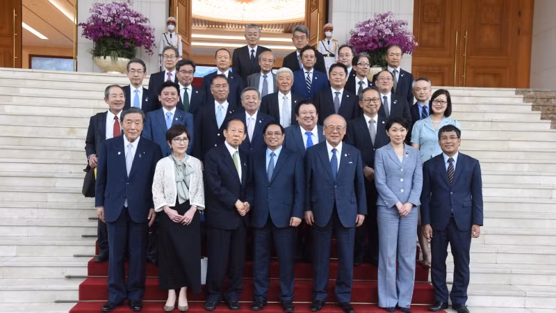 Thủ tướng Phạm Minh Chính và Chủ tịch Liên minh Nghị sĩ hữu nghị Nhật Bản-Việt Nam Nikai Toshihiro cùng các thành viên đoàn. Thủ tướng Phạm Minh Chính và Chủ tịch Liên minh Nghị sĩ hữu nghị Nhật Bản-Việt Nam Nikai Toshihiro cùng các thành viên đoàn.