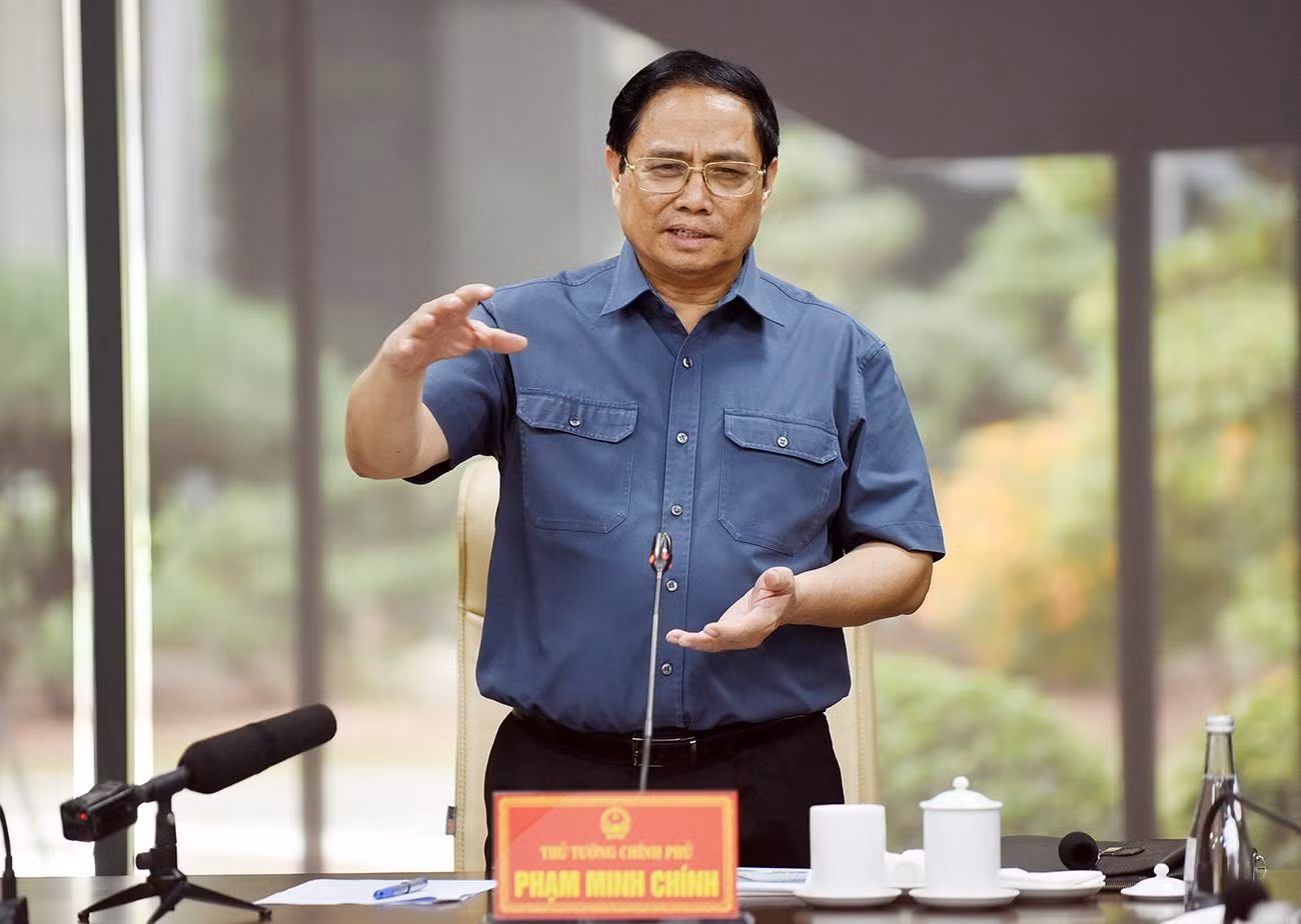 Về gói hỗ trợ cho người mua hàng, Thủ tướng đề nghị cần tập trung cho tăng trưởng tiêu dùng, có ý nghĩa quan trọng, nằm trong tổng thể kinh tế vĩ mô. Về vấn đề phát triển công nghiệp ô-tô, Thủ tướng cho rằng cần các cơ chế, chính sách, nhưng phải đi đôi với thực hiện tốt các cam kết quốc tế, bảo đảm hội nhập. Về việc khuyến khích dùng xe ô-tô điện, Thủ tướng cho rằng đây là chủ trương lớn, cần phải nỗ lực thực hiện để góp phần vào bảo vệ môi trường. Về gói hỗ trợ cho người mua hàng, Thủ tướng đề nghị cần tập trung cho tăng trưởng tiêu dùng, có ý nghĩa quan trọng, nằm trong tổng thể kinh tế vĩ mô. Về vấn đề phát triển công nghiệp ô-tô, Thủ tướng cho rằng cần các cơ chế, chính sách, nhưng phải đi đôi với thực hiện tốt các cam kết quốc tế, bảo đảm hội nhập. Về việc khuyến khích dùng xe ô-tô điện, Thủ tướng cho rằng đây là chủ trương lớn, cần phải nỗ lực thực hiện để góp phần vào bảo vệ môi trường.