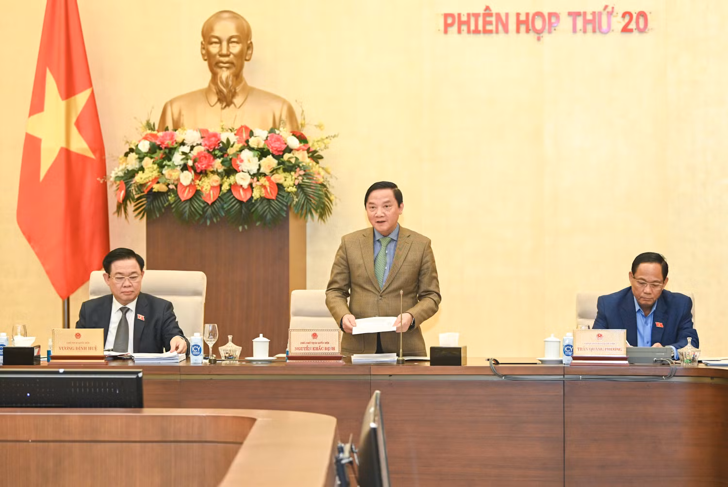 Phó Chủ tịch Quốc hội Nguyễn Khắc Định điều hành nội dung xem xét, cho ý kiến về dự thảo Nghị quyết của Ủy ban Thường vụ Quốc hội về việc thi đua, khen thưởng. (Ảnh: Duy Linh) Phó Chủ tịch Quốc hội Nguyễn Khắc Định điều hành nội dung xem xét, cho ý kiến về dự thảo Nghị quyết của Ủy ban Thường vụ Quốc hội về việc thi đua, khen thưởng. (Ảnh: Duy Linh)