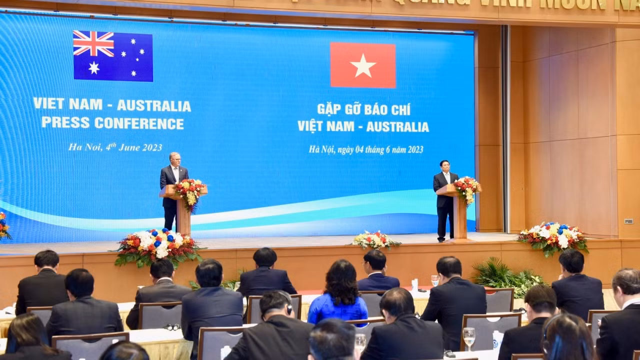Thủ tướng Phạm Minh Chính và Thủ tướng Australia Anthony Albanese chủ trì buổi gặp gỡ báo chí trong nước và quốc tế.