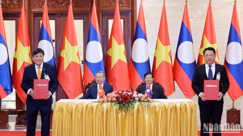 Vietjet trao thỏa thuận hợp tác với Bộ Công chính và vận tải Lào về kết nối vận tải hàng không tại Lào trước sự chứng kiến của Chủ tịch nước Tô Lâm và Tổng Bí thư, Chủ tịch nước Lào Thongloun Sisoulith cùng lãnh đạo cấp cao hai nước.