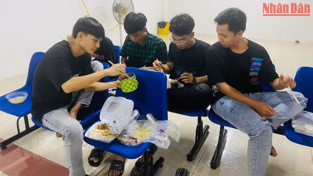 Bữa cơm vội của các em học sinh Trường Trần Kỳ Phong tại khu di dời dân tập trung. Bữa cơm vội của các em học sinh Trường Trần Kỳ Phong tại khu di dời dân tập trung.