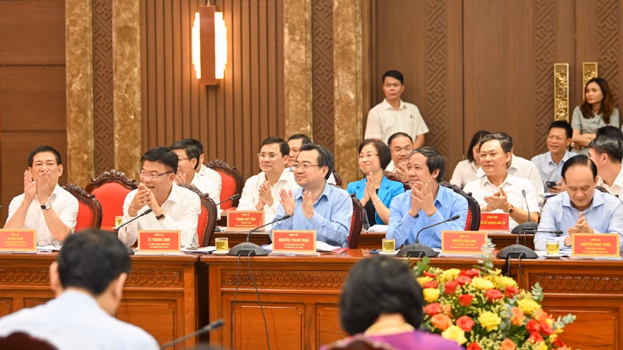 Lãnh đạo các bộ, ngành và các đại biểu dự buổi làm việc. Lãnh đạo các bộ, ngành và các đại biểu dự buổi làm việc.
