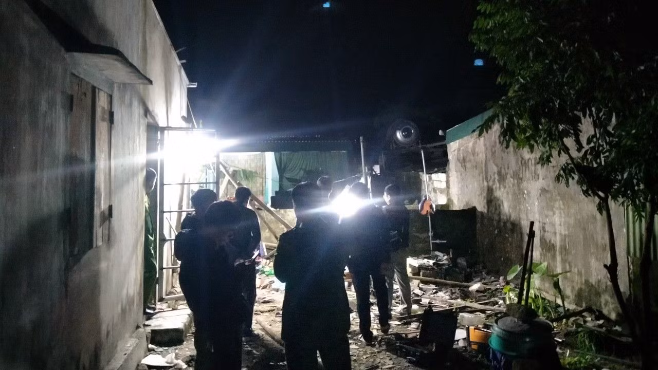 Các lực lượng chức năng tiếp cận hiện trường ngay sau vụ nổ. Các lực lượng chức năng tiếp cận hiện trường ngay sau vụ nổ.