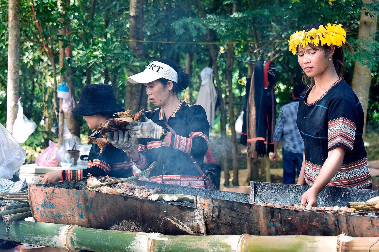 Ẩm thực truyền thống phục vụ du khách tại Lễ hội. Ẩm thực truyền thống phục vụ du khách tại Lễ hội.