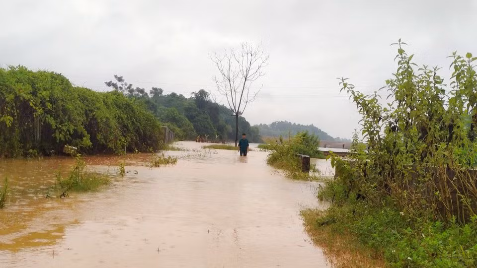 Mỗi khi trời đổ mưa người dân khu Chùa Bộ phải dò dẫm tìm đường. Mỗi khi trời đổ mưa người dân khu Chùa Bộ phải dò dẫm tìm đường.