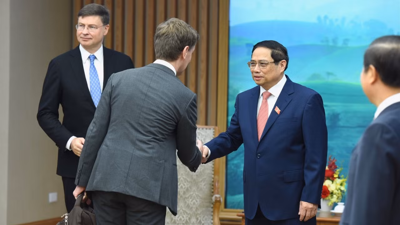 Thủ tướng Phạm Minh Chính đón các thành viên đi cùng Phó Chủ tịch Ủy ban châu Âu (EU) kiêm Cao ủy thương mại EU Valdis Dombrovski.